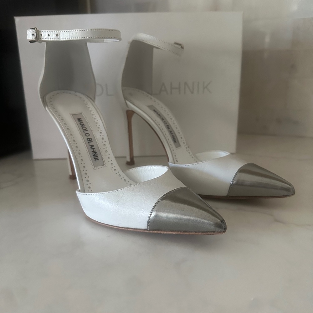 Manolo Blahnik White Pump Silver Toe  LIKE NEW